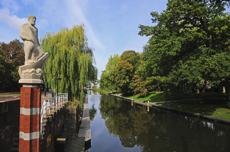 903567 Gezicht op de Stadsbuitengracht te Utrecht, vanaf de Bartholomeïbrug, met links het beeld van de apostel Batholomeus.